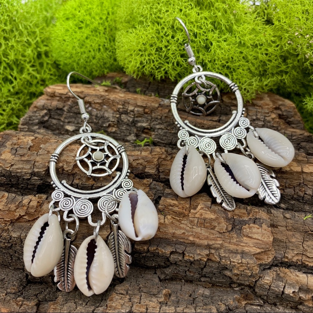 NWT Boho Dreamcatcher Seashell Earrings